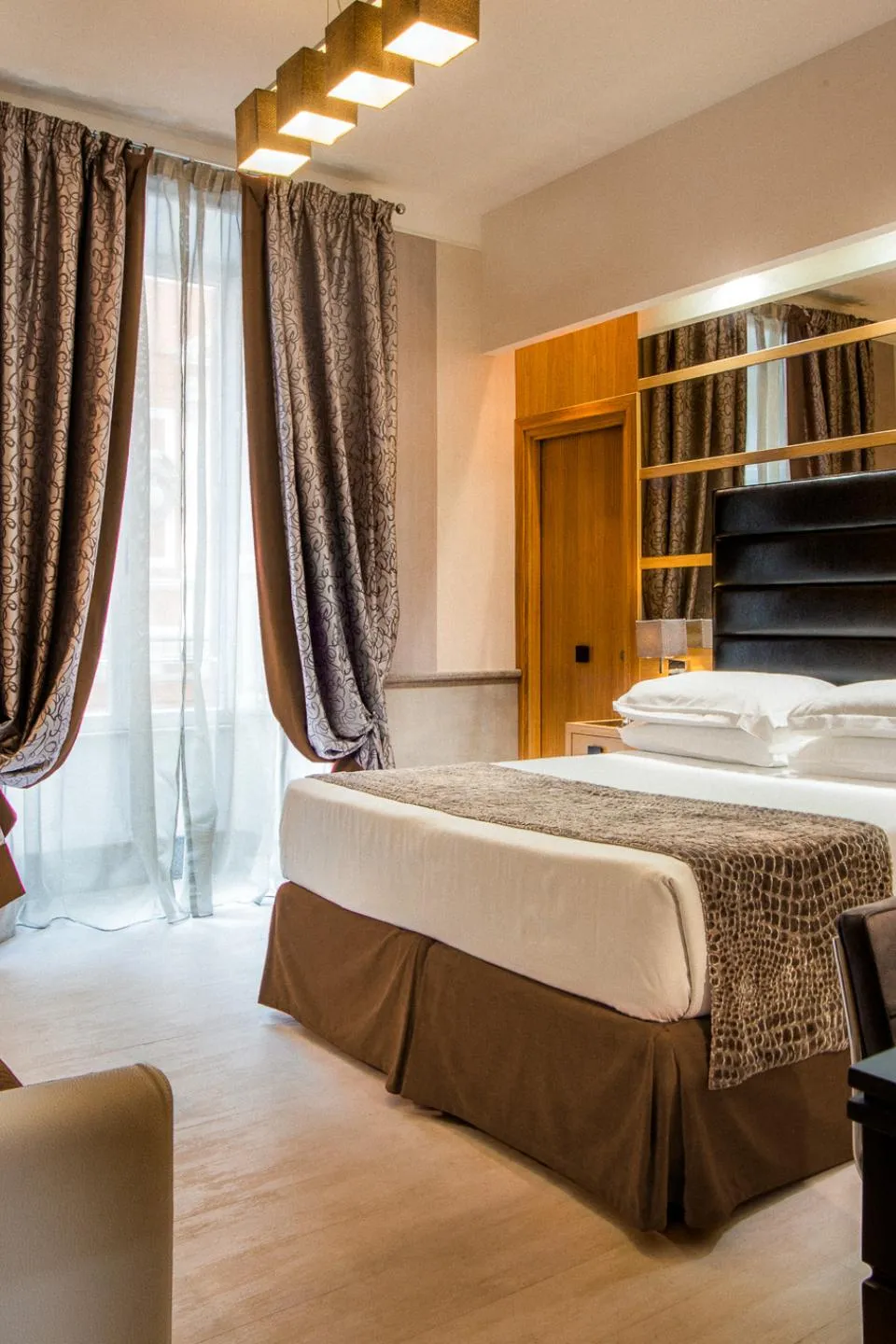 Royal-Court-Hotel-Roma-Termini-via-v-5-suite-via-vicenza-38-3-verticale