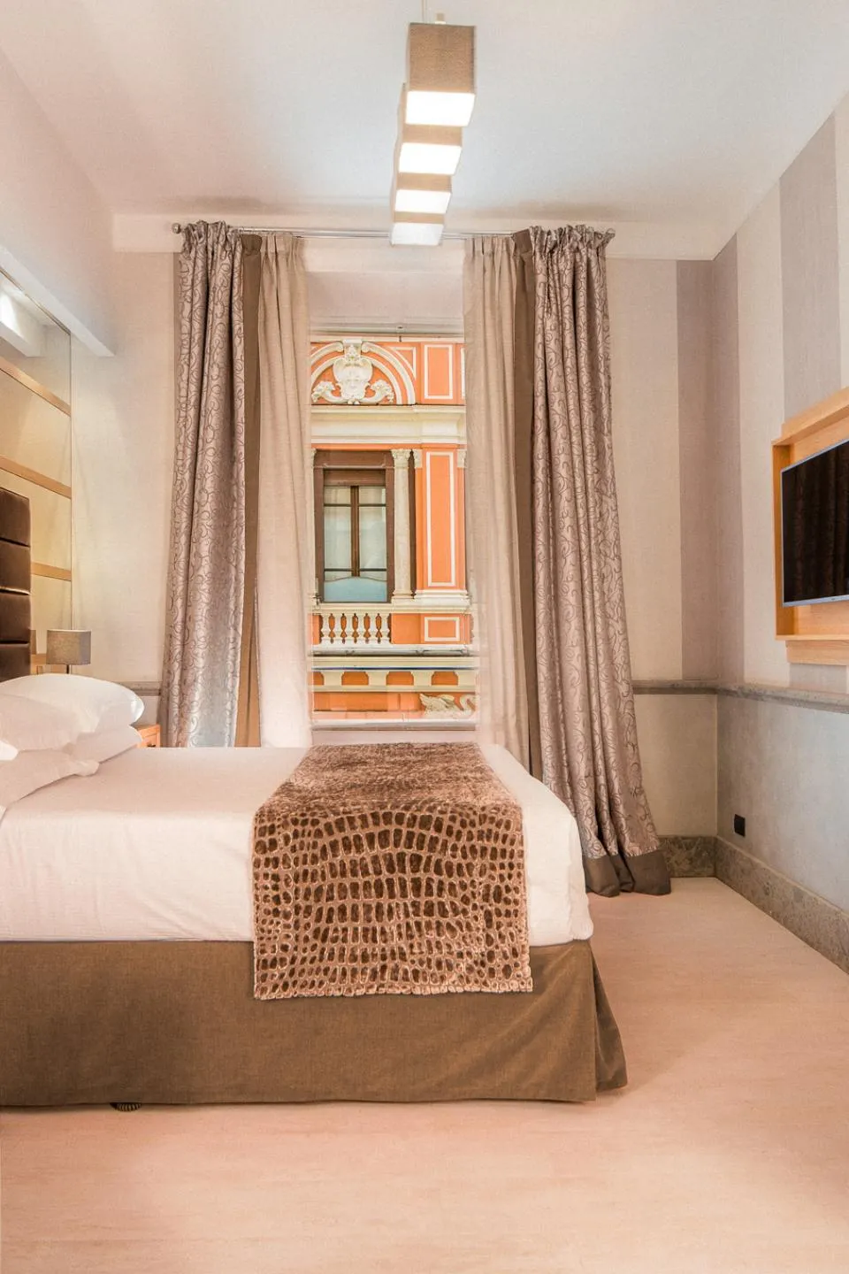 Royal-Court-Hotel-Roma-Termini-via-v-6-deluxe-via-vicenza-38-verticale